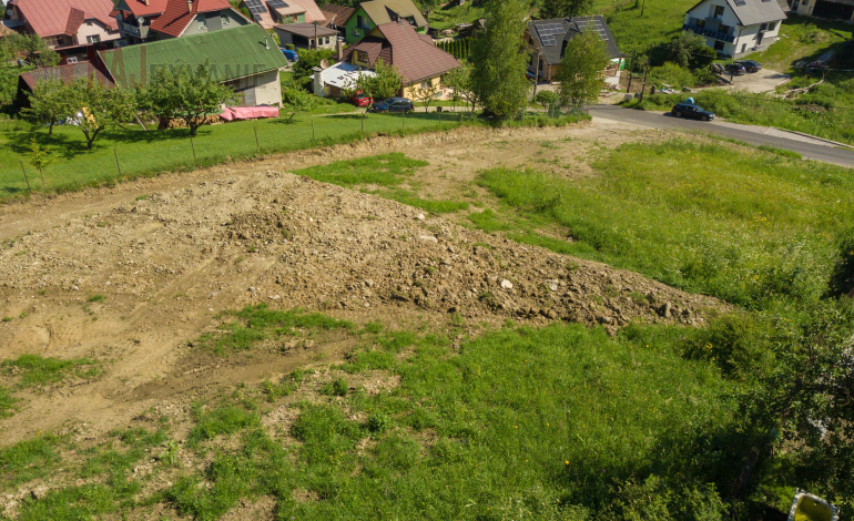 PREDAJ: STAVEBNÉ POZEMKY + IS, KOMJATNÁ