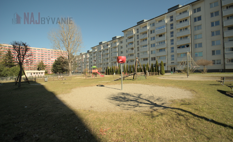 PRIESTRANNÝ 2i 68m2 + LOGGIA na sídlisku ROVEŇ