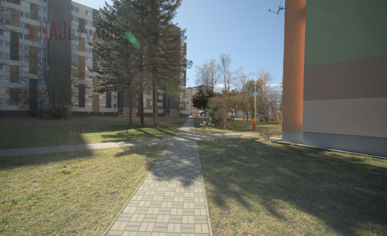 PRIESTRANNÝ 2i 68m2 + LOGGIA na sídlisku ROVEŇ