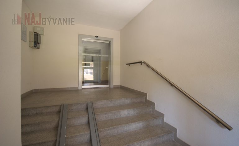 PRIESTRANNÝ 2i 68m2 + LOGGIA na sídlisku ROVEŇ