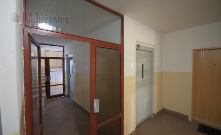 PRIESTRANNÝ 2i 68m2 + LOGGIA na sídlisku ROVEŇ