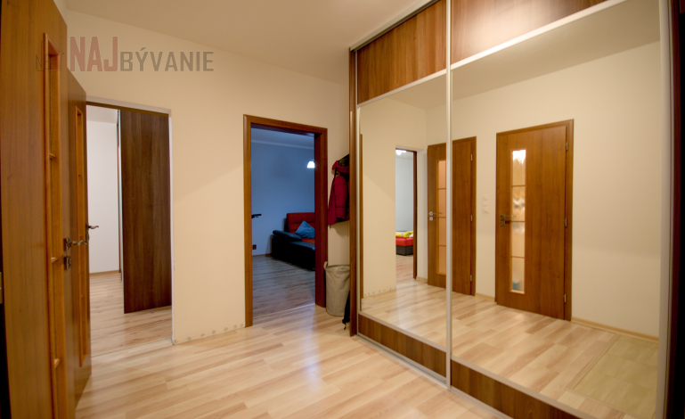 PRIESTRANNÝ 2i 68m2 + LOGGIA na sídlisku ROVEŇ